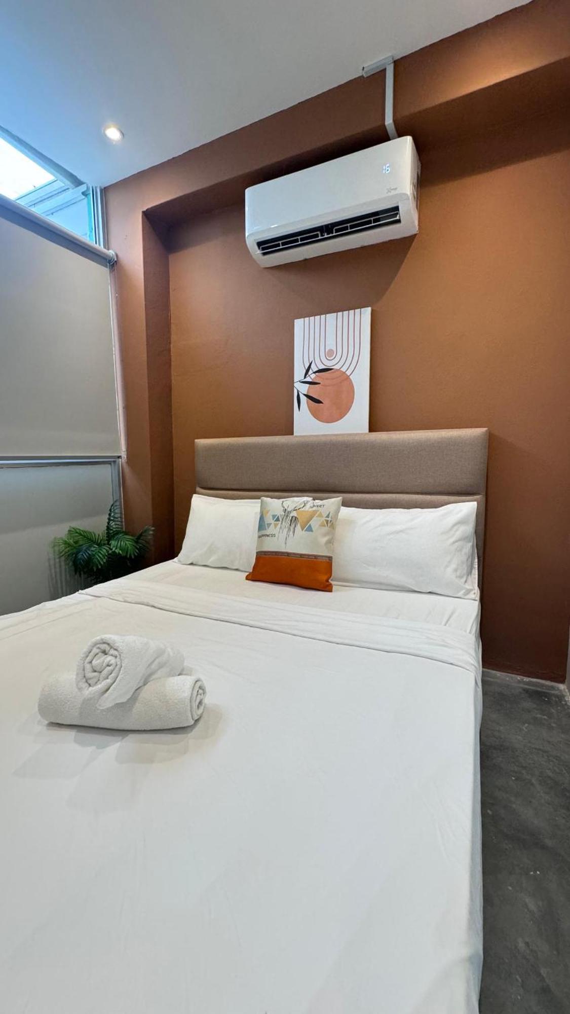Swing & Pillows - Lebuh Victoria, Penang George Town Exterior photo